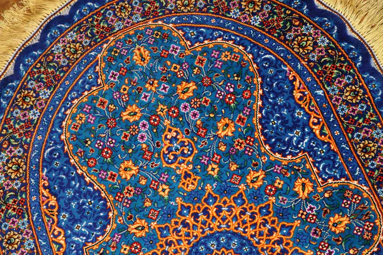 ペルシャ絨毯シルク珍しい楕円形高品質の綺麗な特別注文145952、サイズ：90x58 CM、
