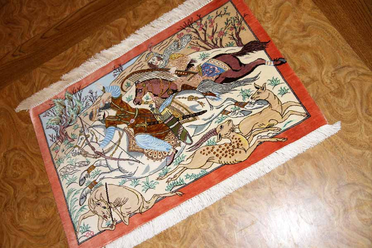 ペルシャ絨毯クムシルク小さいハンティング模様50014、サイズ：61x40 CM