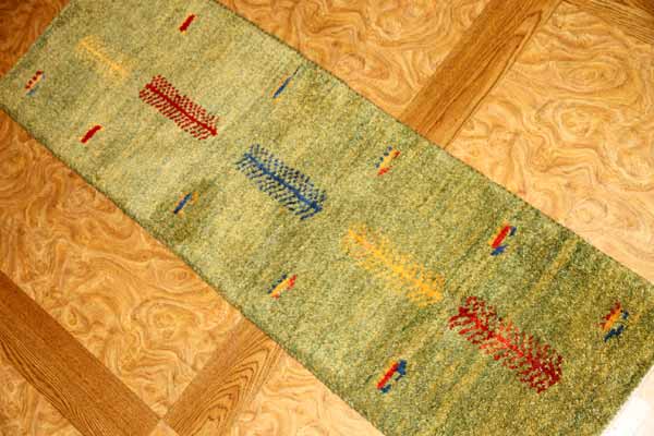 グリーン色あがりかまちギャッベシラズ56000、サイズ：122x41ｃｍ（フサ含まず）
