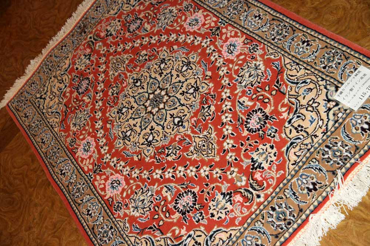 とても珍しい色彩の手織りペルシャ絨毯ナイン産43139、サイズ：115ｘ78 CM