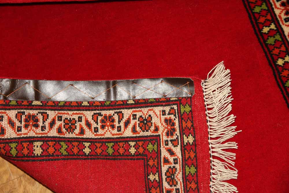 赤い色のトルケマン手織りペルシャ絨毯無地58556、サイズ：113x82ｃｍ（フサ含まず）