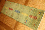 グリーン色あがりかまちギャッベシラズ56000、サイズ：122x41ｃｍ（フサ含まず）