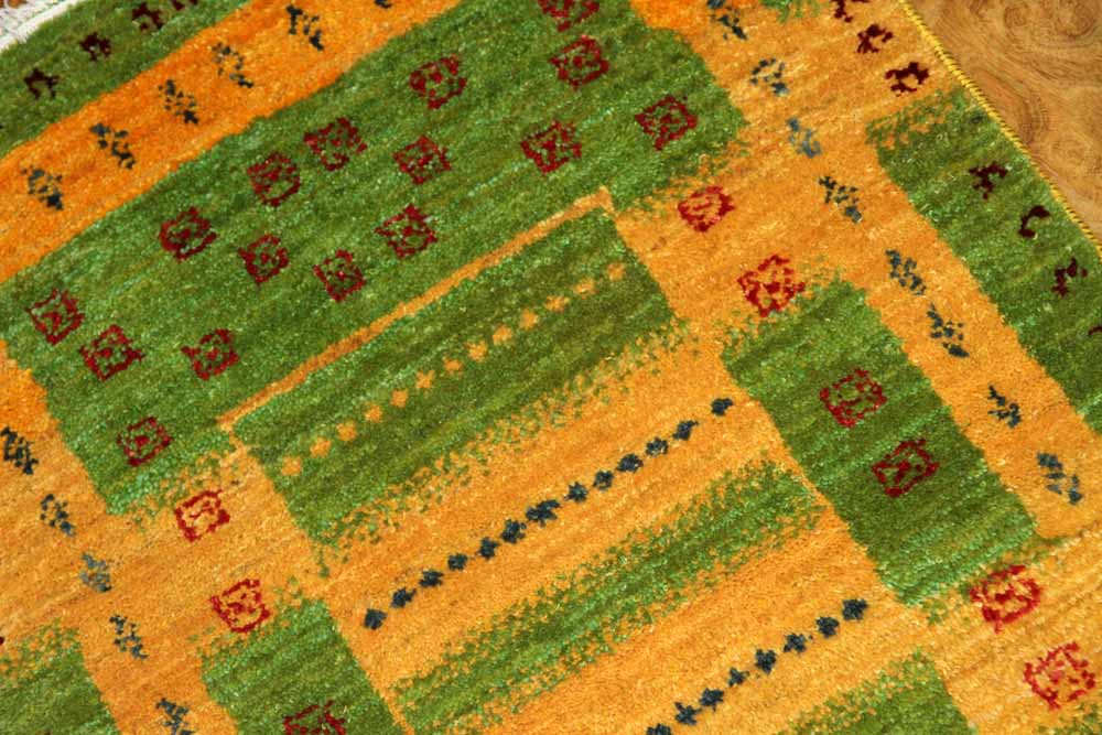 おしゃれでカラフルな色彩コルデスタン産地ギャッベ高品質58161、サイズ：85x55ｃｍ（フサ含まず）
