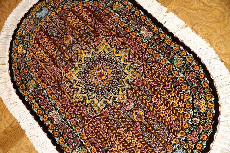 楕円形シルク手織りペルシャ絨毯、クム産モハラマトデザイン60031、サイズ：119x76 CM