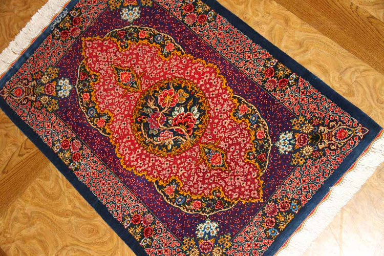 高級ペルシャ絨毯のマンション玄関マット、クムシルクピンク色60048、サイズ：86x59 CM