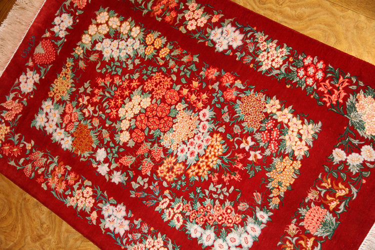 赤い花の絨毯手織りシルクのペルシャ絨毯、春の絨毯、red silk carpet50025、サイズ：89x57