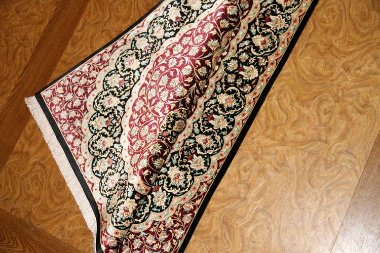 伝統的なペルシャ絨毯の模様クムシルク玄関マットメダリオンデザイン56076、サイズ：128x77 CM、