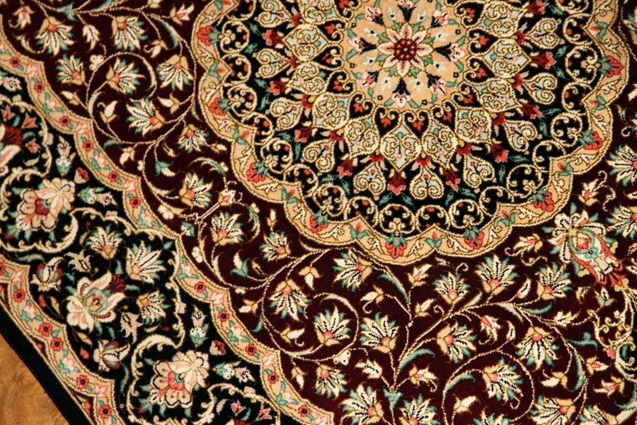 伝統的なペルシャ絨毯の模様クムシルク玄関マットメダリオンデザイン56076、サイズ：128x77 CM、