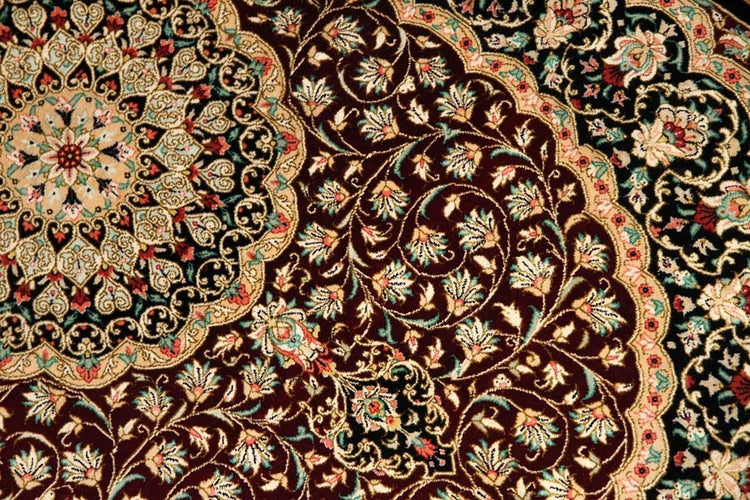 伝統的なペルシャ絨毯の模様クムシルク玄関マットメダリオンデザイン56076、サイズ：128x77 CM、