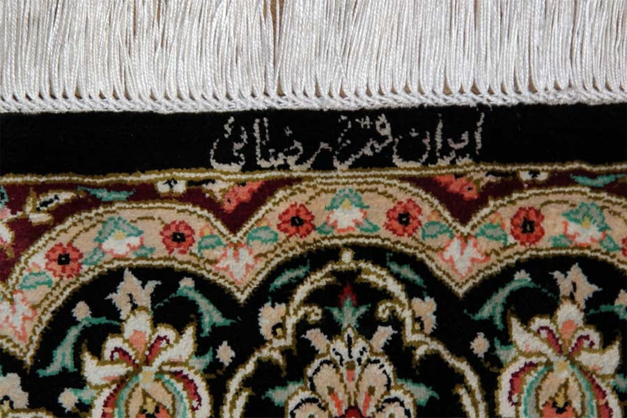 伝統的なペルシャ絨毯の模様クムシルク玄関マットメダリオンデザイン56076、サイズ：128x77 CM、