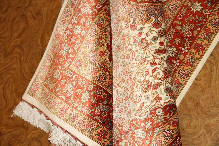 イラン製ペルシャ絨毯クムシルクのセンターラグ60026、ハンドメイドシルクカーペットサイズ：153x97 CM (フサ含まず）