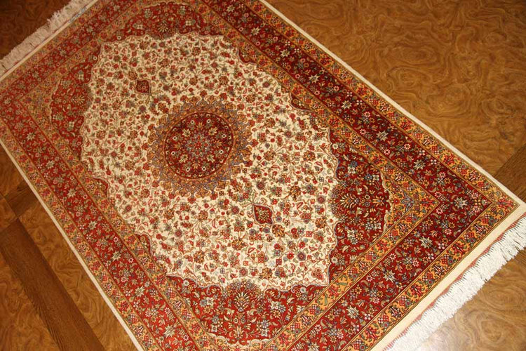 イラン製ペルシャ絨毯クムシルクのセンターラグ60026、ハンドメイドシルクカーペットサイズ：153x97 CM (フサ含まず）