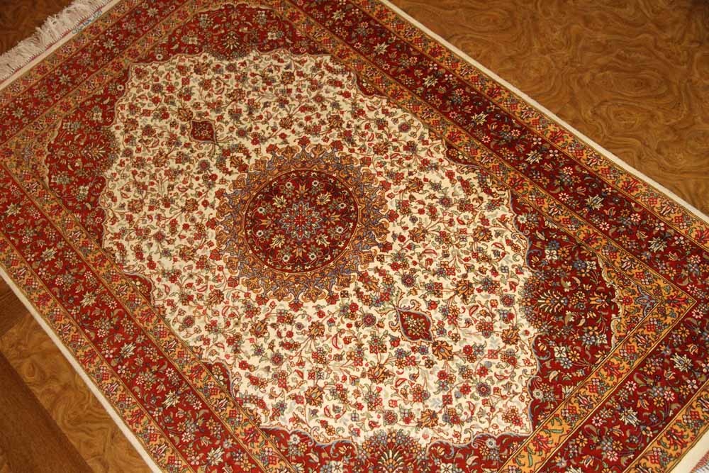 イラン製ペルシャ絨毯クムシルクのセンターラグ60026、ハンドメイドシルクカーペットサイズ：153x97 CM (フサ含まず）