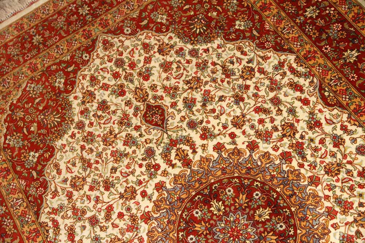 イラン製ペルシャ絨毯クムシルクのセンターラグ60026、ハンドメイドシルクカーペットサイズ：153x97 CM (フサ含まず）
