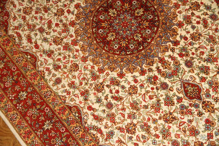 イラン製ペルシャ絨毯クムシルクのセンターラグ60026、ハンドメイドシルクカーペットサイズ：153x97 CM (フサ含まず）