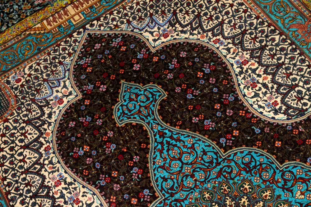 シルクのペルシャラグ高品質手織りイラン製絨毯60008、サイズ：195x134 CM (フサ含まず）