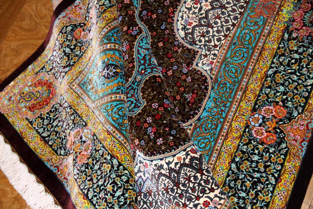 シルクのペルシャラグ高品質手織りイラン製絨毯60008、サイズ：195x134 CM (フサ含まず）