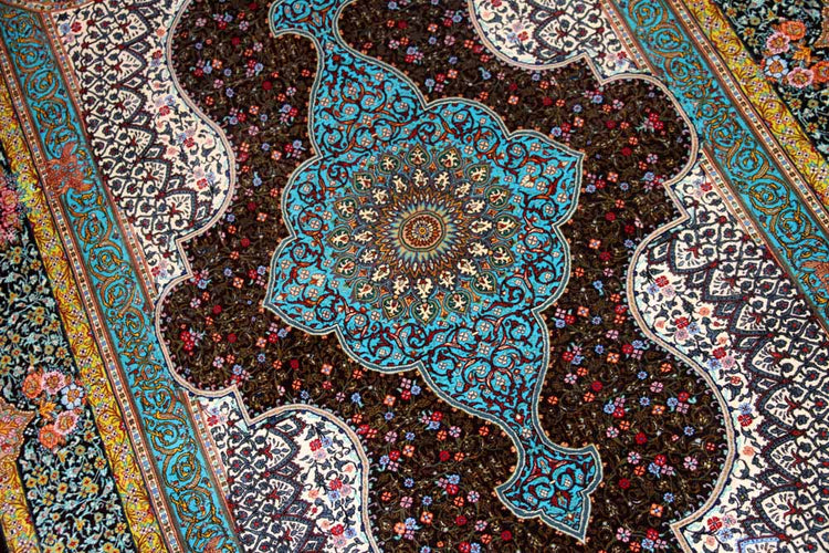 シルクのペルシャラグ高品質手織りイラン製絨毯60008、サイズ：195x134 CM (フサ含まず）