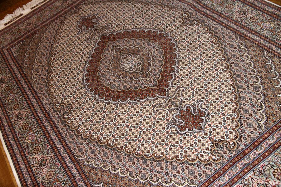 イラン輸入高級手織りペルシャタブリーズマヒ57056、KAMALOLMOLK工房、サイズ：208x154ｃｍ（フサ含まず）