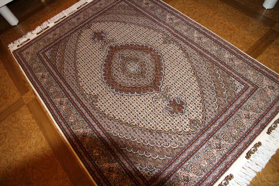 イラン輸入高級手織りペルシャタブリーズマヒ57056、KAMALOLMOLK工房、サイズ：208x154ｃｍ（フサ含まず）