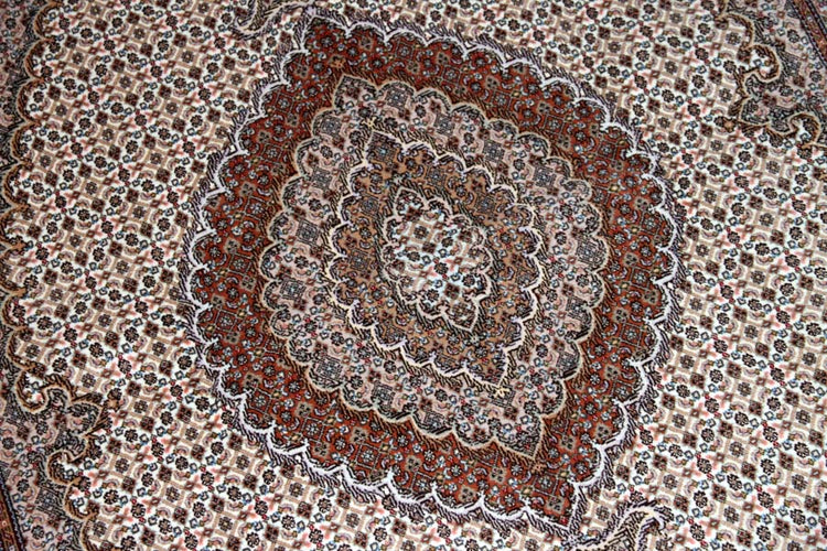 イラン輸入高級手織りペルシャタブリーズマヒ57056、KAMALOLMOLK工房、サイズ：208x154ｃｍ（フサ含まず）