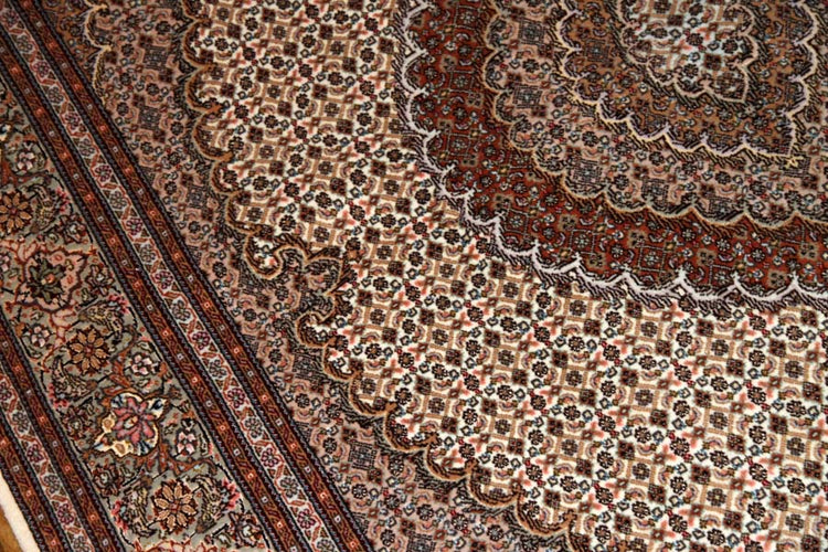 イラン輸入高級手織りペルシャタブリーズマヒ57056、KAMALOLMOLK工房、サイズ：208x154ｃｍ（フサ含まず）