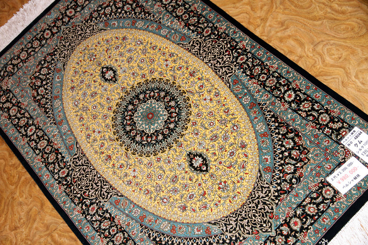 最高級手織りシルクのペルシャ絨毯イラン直輸入48044、サイズ：120x77ｃｍ、