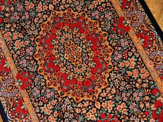 バラいっぱい高級クムシルクペルシャ絨毯56037