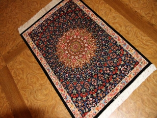 とても綺麗な花模様のシルク手織りペルシャ56007