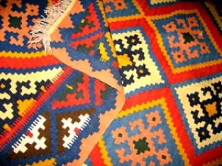 キリムじゅうたんのソファー前シラズ3553