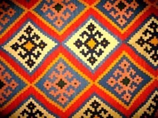 キリムじゅうたんのソファー前シラズ3553