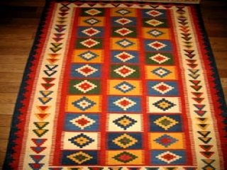 キリムのソファー前シラズジュウタンキリム8067