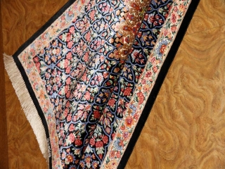 とても綺麗な花模様のシルク手織りペルシャ56007