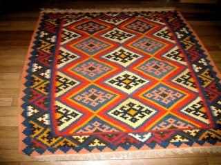 キリムじゅうたんのソファー前シラズ3553