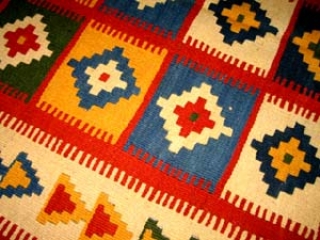 キリムのソファー前シラズジュウタンキリム8067