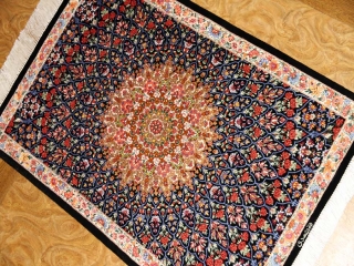 とても綺麗な花模様のシルク手織りペルシャ56007