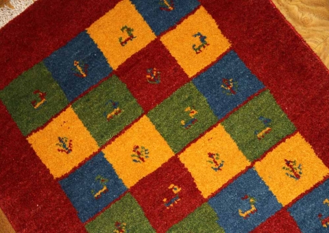 代表的なイラン製のギャッベとてもカラフルな色彩28143