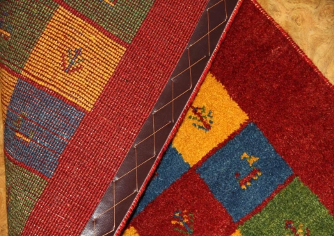 代表的なイラン製のギャッベとてもカラフルな色彩28143