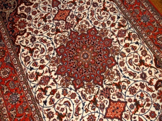 伝統的な手織りイスファハンペルシャ絨毯46312