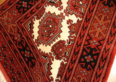 トルケマン産地の手織りペルシャ絨毯玄関マットサイズ26854