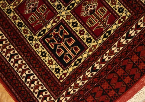 トライバルデザインの手織りペルシャ絨毯トルケマン産27604