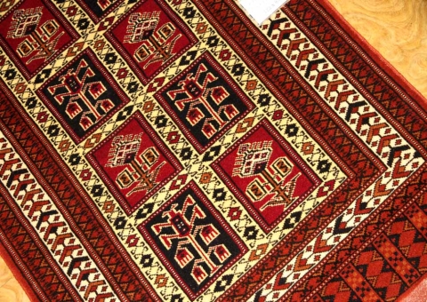 トライバルデザインの手織りペルシャ絨毯トルケマン産27604