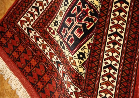 トライバルデザインの手織りペルシャ絨毯トルケマン産27604