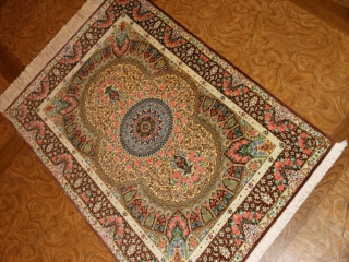 カラフルなクムシルク絨毯手織りペルシャ56078