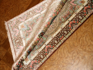 カラフルなクムシルク絨毯手織りペルシャ56078