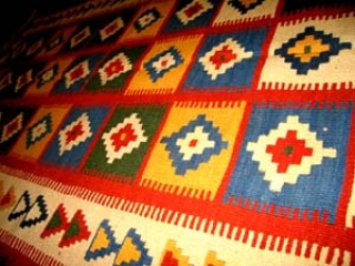 キリムのソファー前シラズジュウタンキリム8067