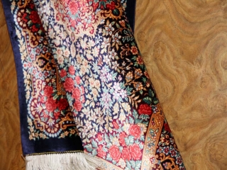 バラいっぱい高級クムシルクペルシャ絨毯56037