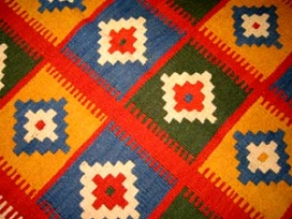 キリムのソファー前シラズジュウタンキリム8067