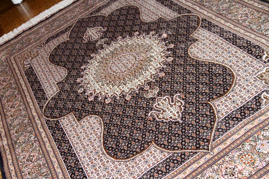 とてもかっこいいデザインの手織りペルシャ絨毯57049、black carpet tabriz