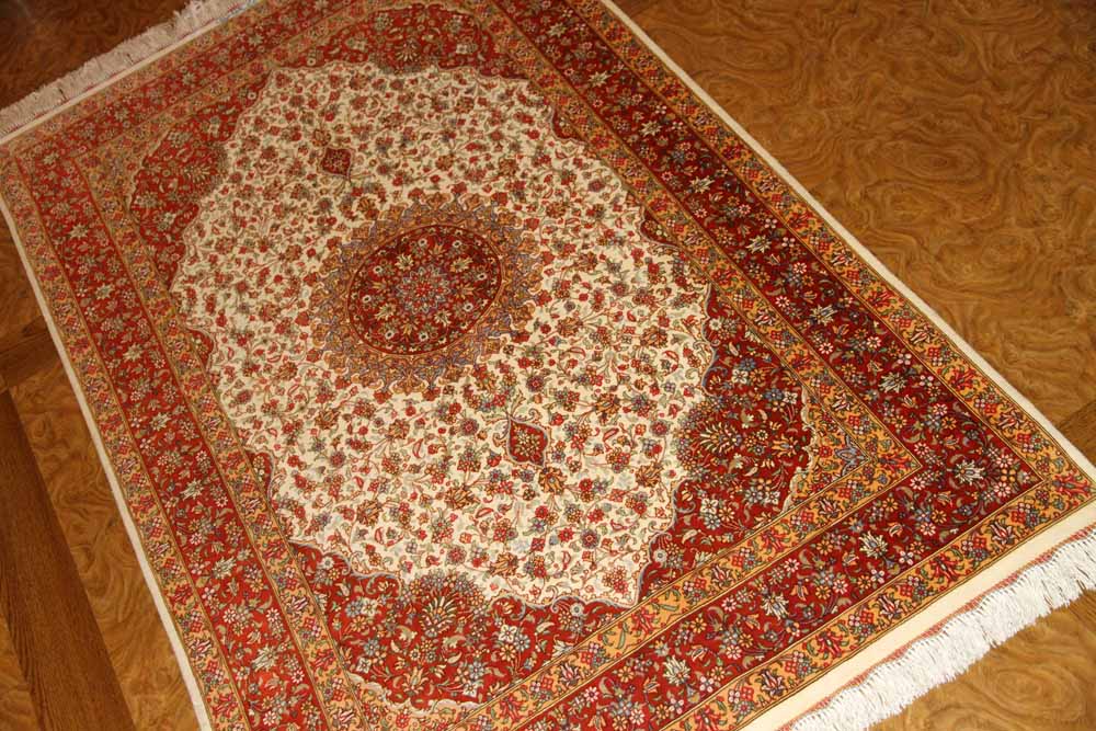 イラン製ペルシャ絨毯クムシルクのセンターラグ60026、ハンドメイド